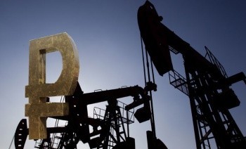 Курс рубля снизился вслед за падением нефтяных котировок